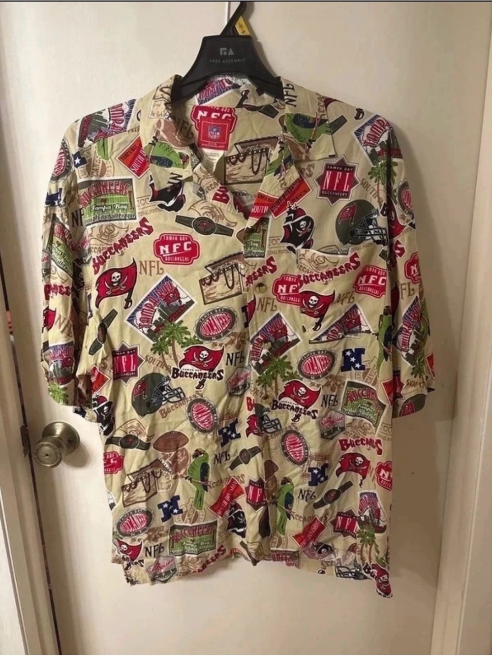 Extra Large Vintage NFL Tampa Bay Buccaneers Short-Sleeve Button Shirt